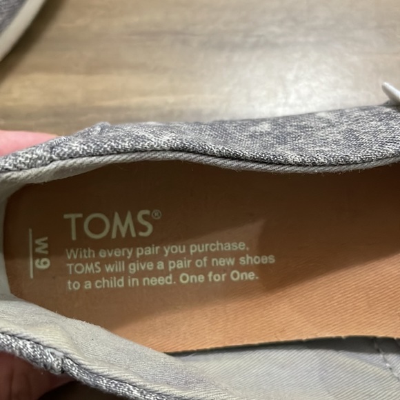 Women’s Toms slip on. Gray. Size 9 - Picture 4 of 4